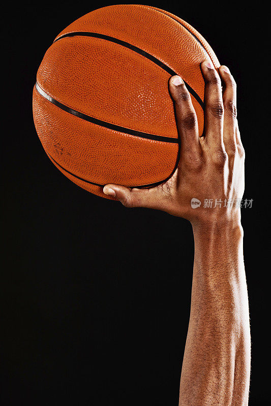 篮球运动员准备投篮时肌肉发达的手臂