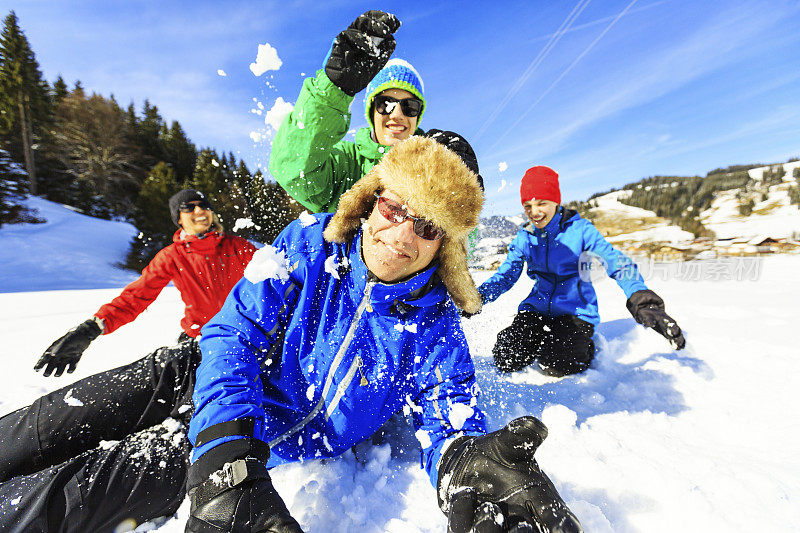 一家四口在雪中玩耍