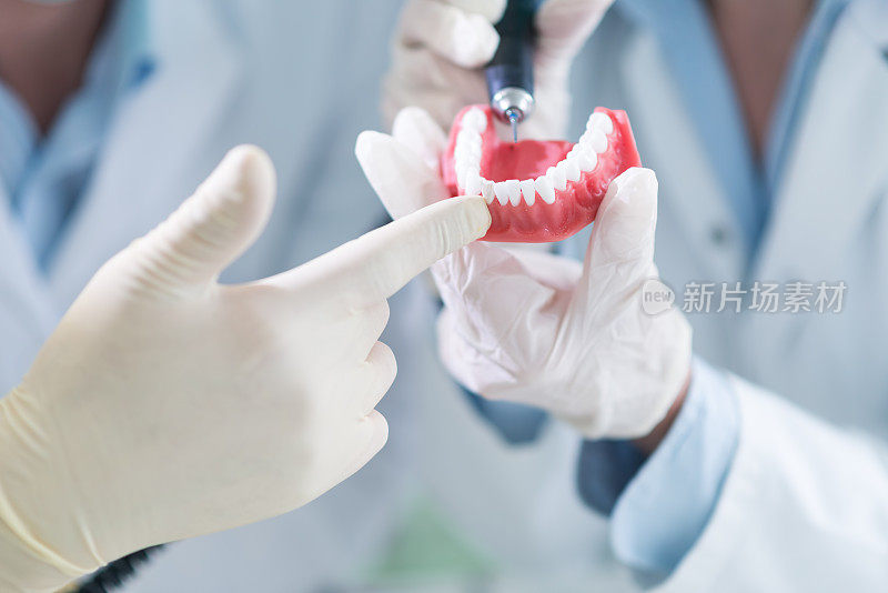 牙科学生在医学人体模型上练习的特写