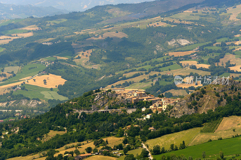 蒙特费尔特罗(马奇，意大利)，乌尔比诺附近的夏季景观:古老的村庄
