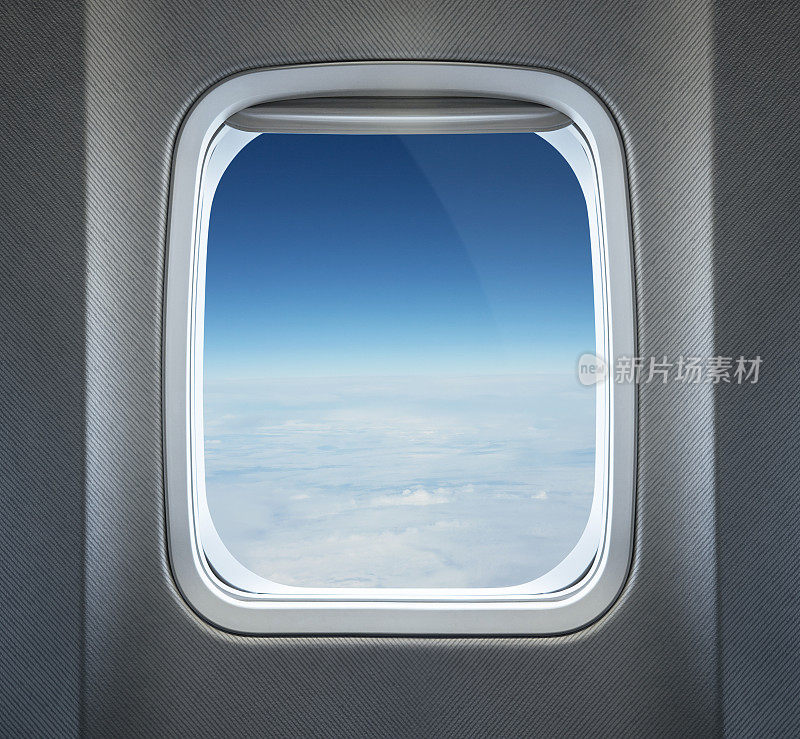 从飞机窗口看到的多云的天际线
