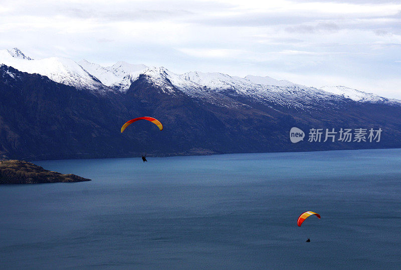 人们在新西兰的皇后镇的神奇山脉上滑翔