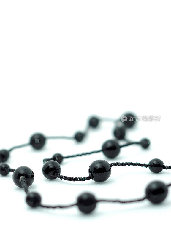 黑珍珠项链孤立在白色的背景
