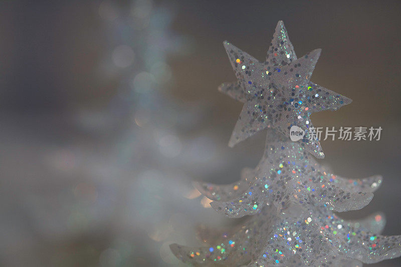 闪闪发光的白色节日圣诞树装饰