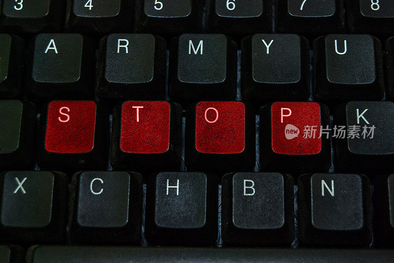 黑色电脑键盘上的红色按钮停止字