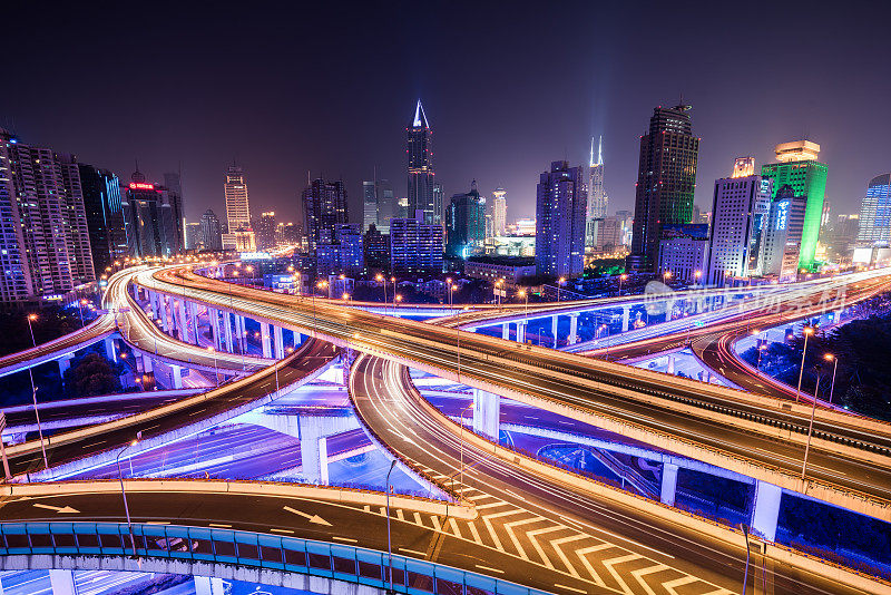 夜间上海高架路口
