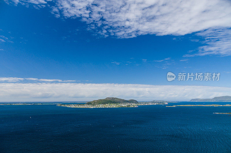 大西洋岛屿海景上的蓝天
