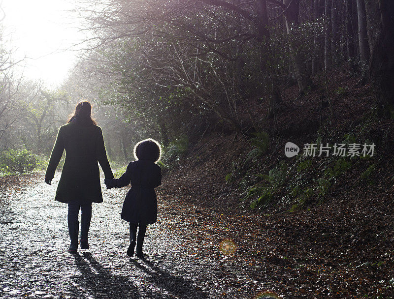 母亲和女儿散步