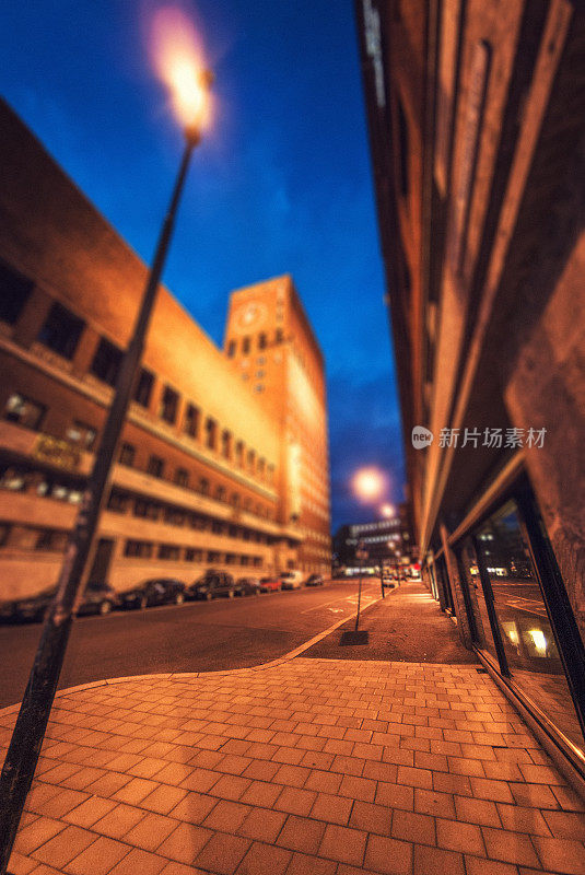 在奥斯陆市政厅拉胡斯的夜晚