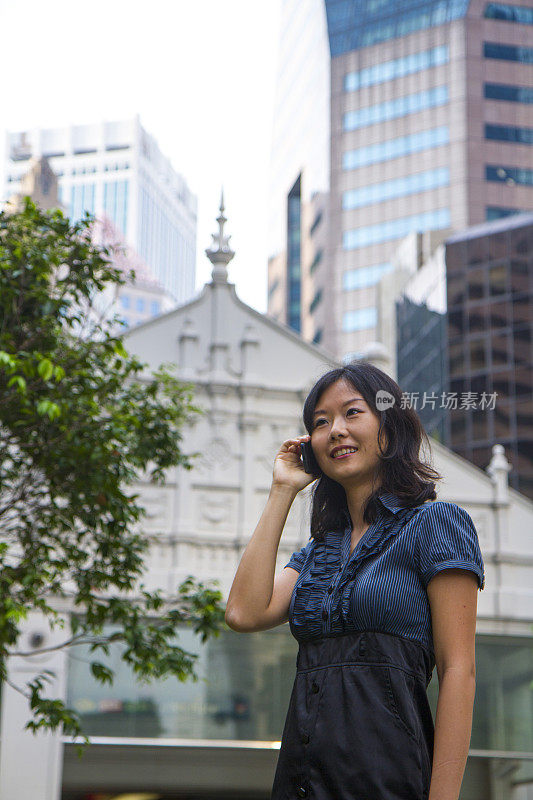 年轻的亚洲商务女性在电话