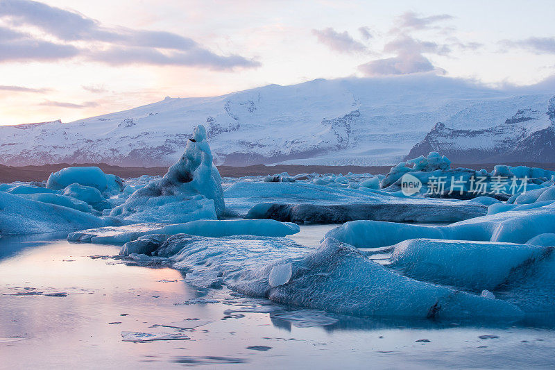 日落时分的Jokulsarlon冰湖