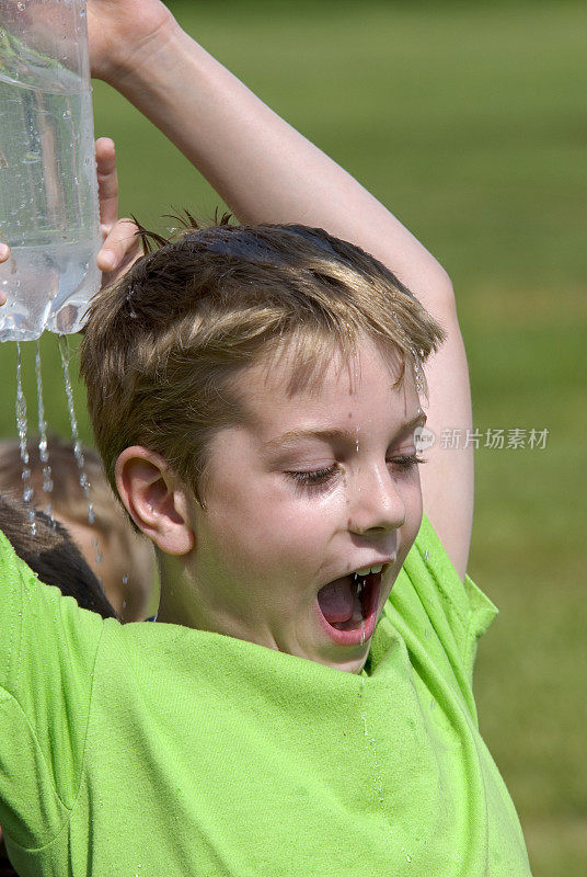 男孩把一个滴水的容器从他的头部游戏