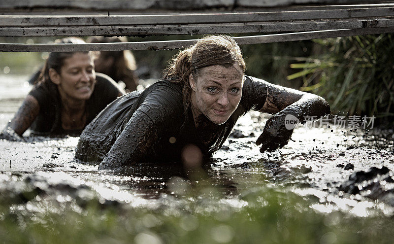 一群在泥里爬的女人