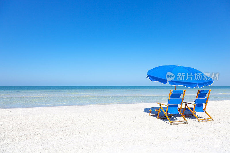 沙滩上的躺椅和雨伞