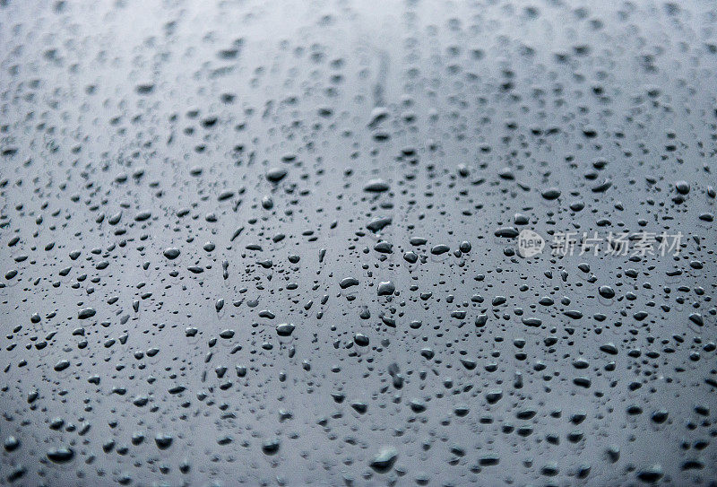 雨滴落在窗户上。
