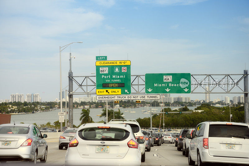 迈阿密桥上的交通状况