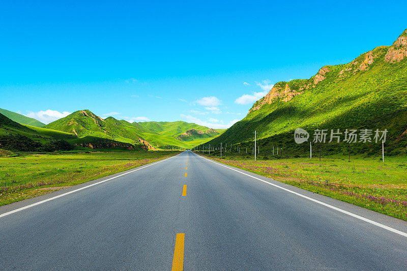 西藏高原的道路、草地和天空