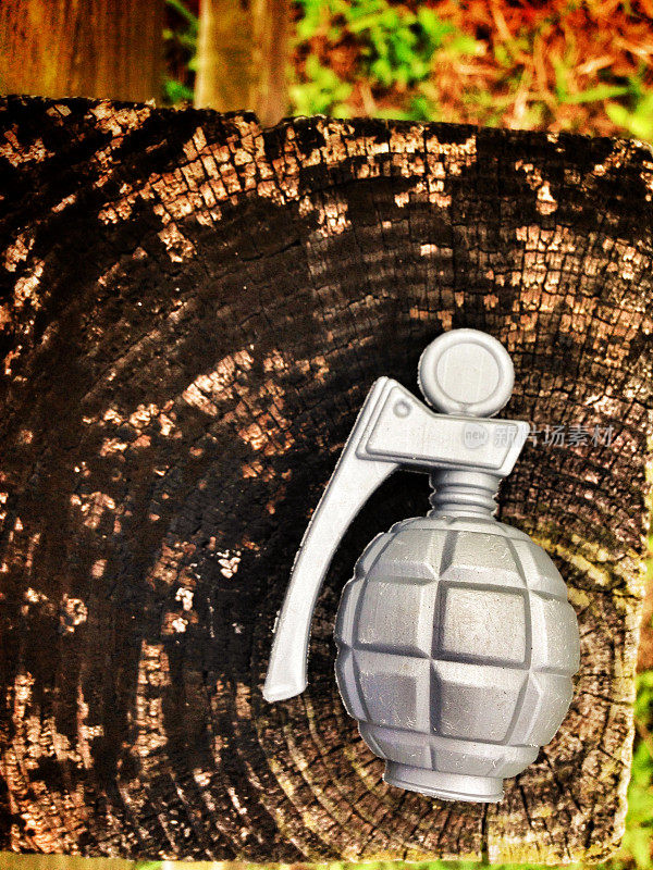 玩具手榴弹在grunge纹理背景