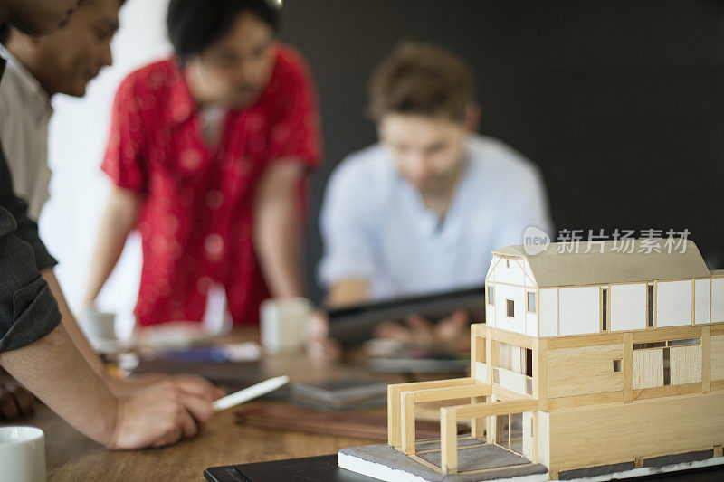 室内设计师在工作室工作