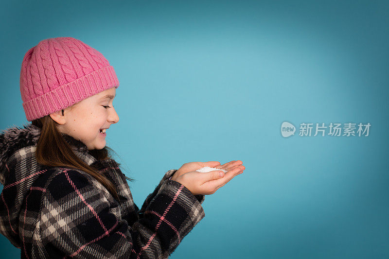 快乐的小女孩拿着一把雪，与拷贝空间