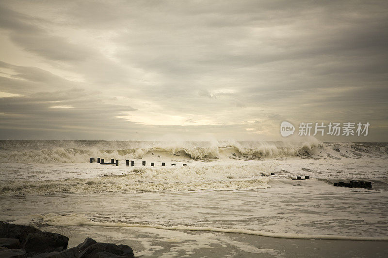 海浪冲击着大西洋海岸。