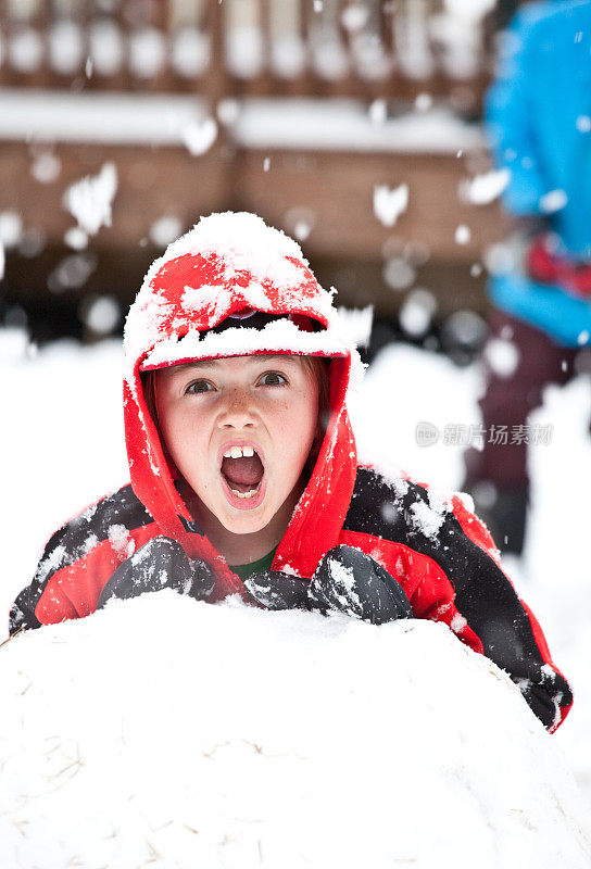 小男孩在打雪仗