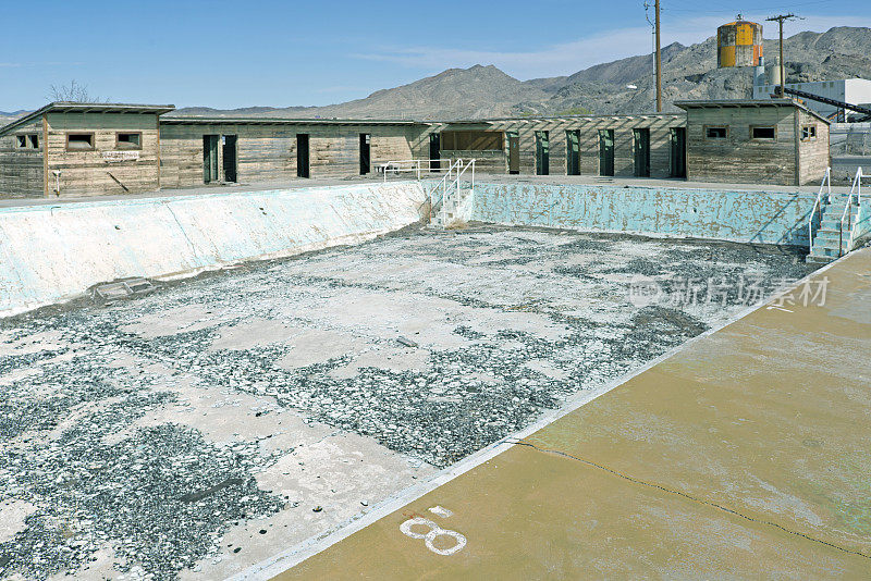 犹他州一个老游泳池的深度标记