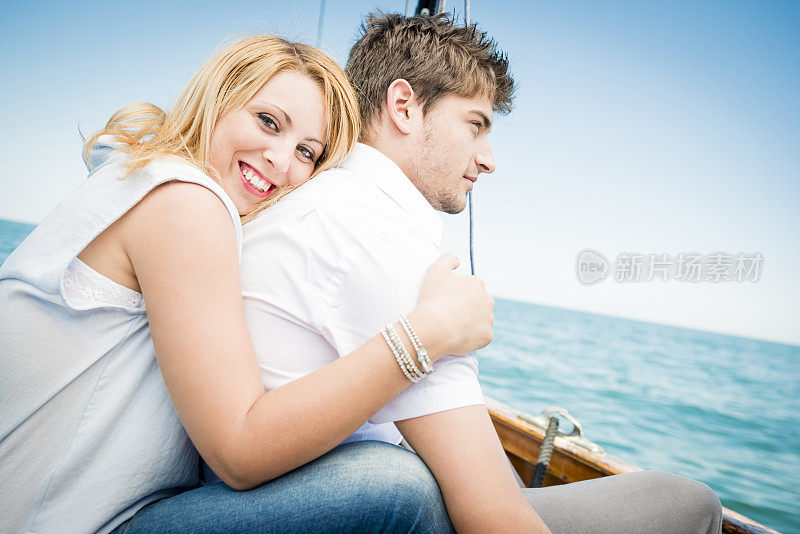 一对年轻夫妇在船上