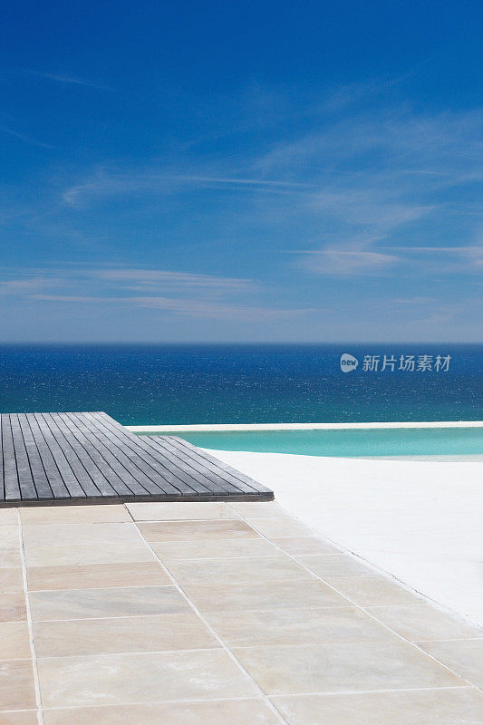 风景优美的海滩，清澈的海水和游泳池