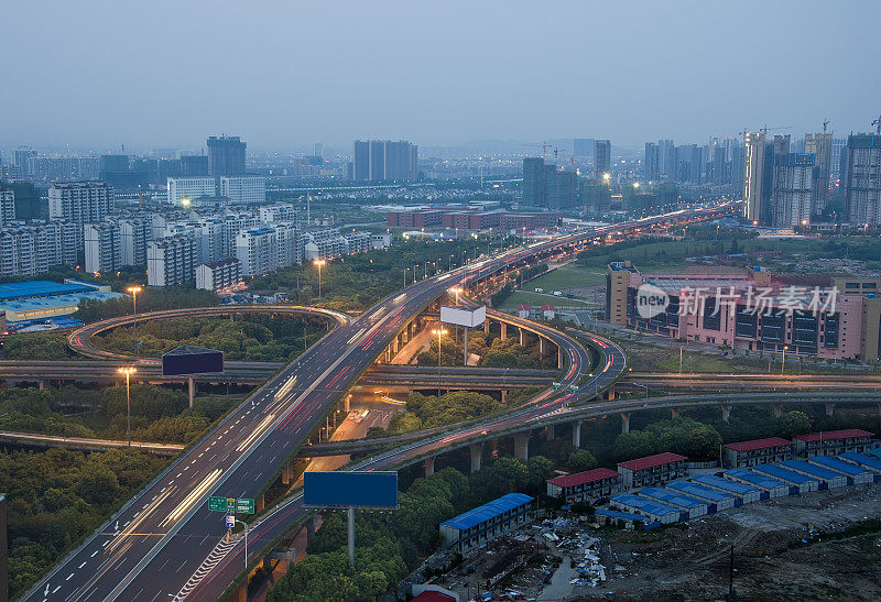 桥的夜景