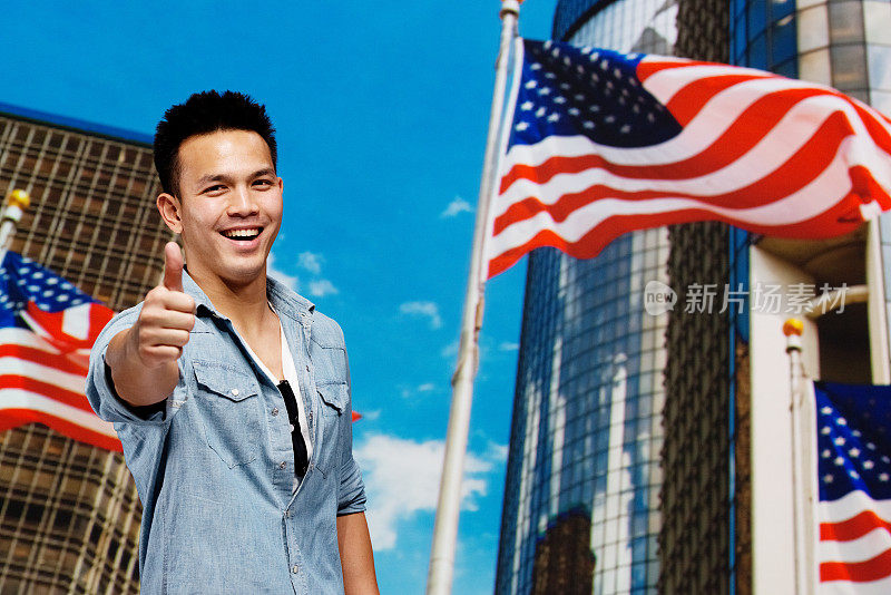 微笑的男人举着美国国旗竖起大拇指