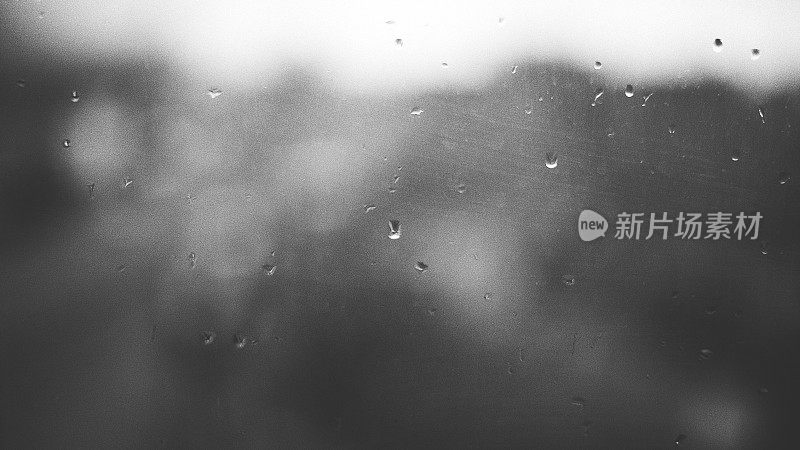雨滴落在窗户上，黑白相间