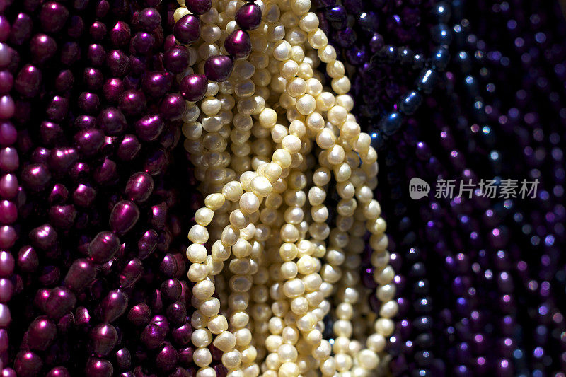 白色和紫色的人造珍珠项链(特写)