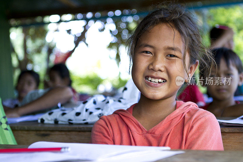 在学校微笑的亚洲女孩