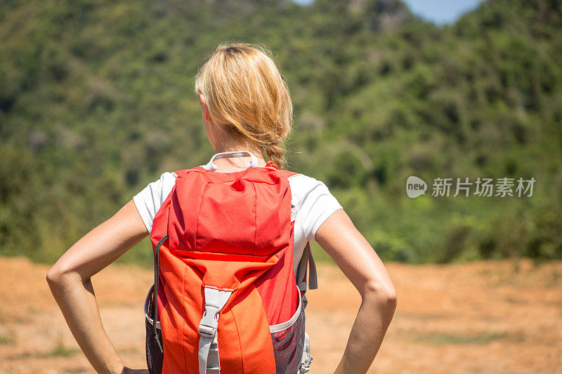 女孩爬山休息