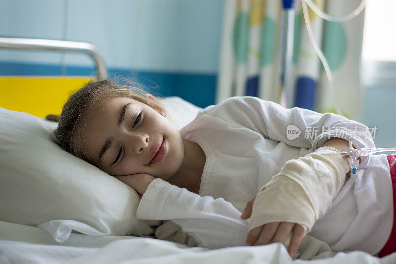 微笑的小病人躺在病床上