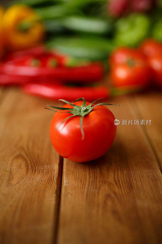 番茄和蔬菜放在木头上