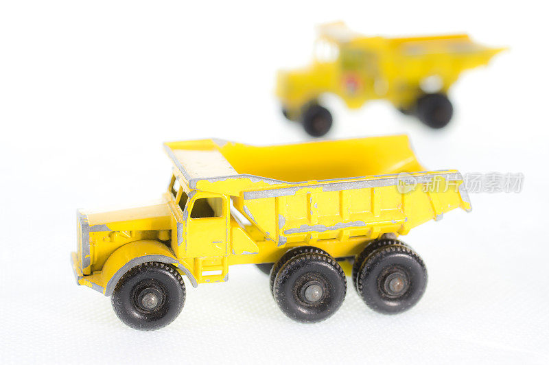 两辆黄色自卸卡车
