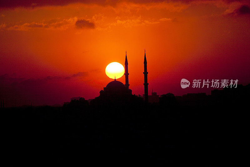 土耳其伊斯坦布尔清真寺的日落剪影