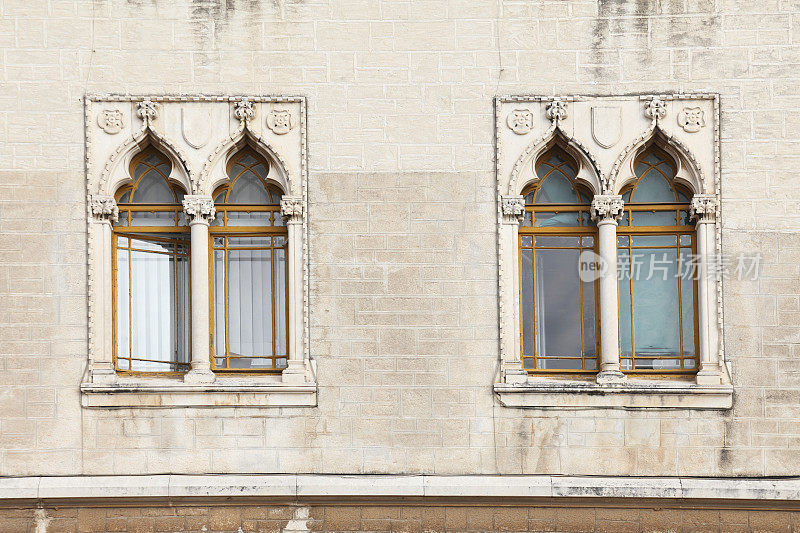 带有两扇威尼斯窗的历史建筑立面克罗地亚