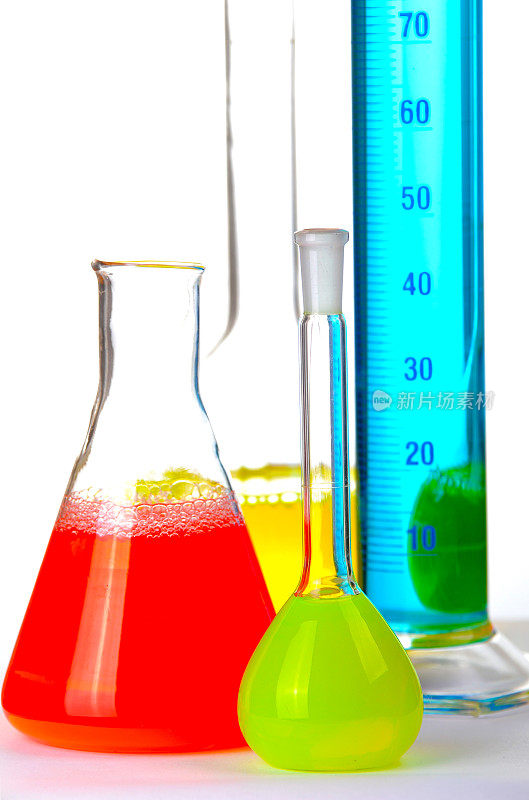 实验室里的试管和烧杯，里面有五颜六色的溶液