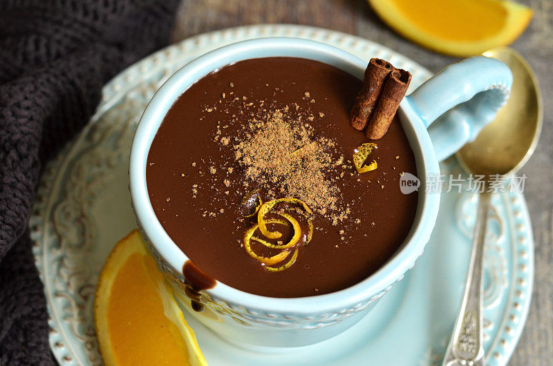 自制热巧克力加橘子和肉桂。