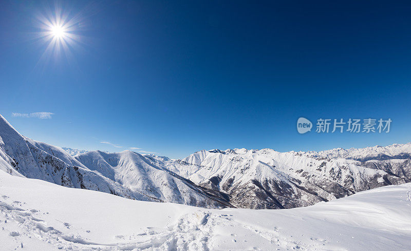 太阳的星星在白雪皑皑的山脉，意大利的阿尔卑斯山