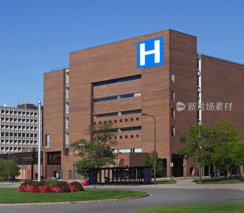 标有“H”的医院标志的大楼