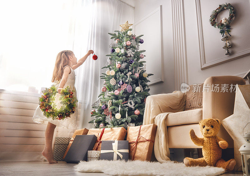 女孩正在装饰圣诞树