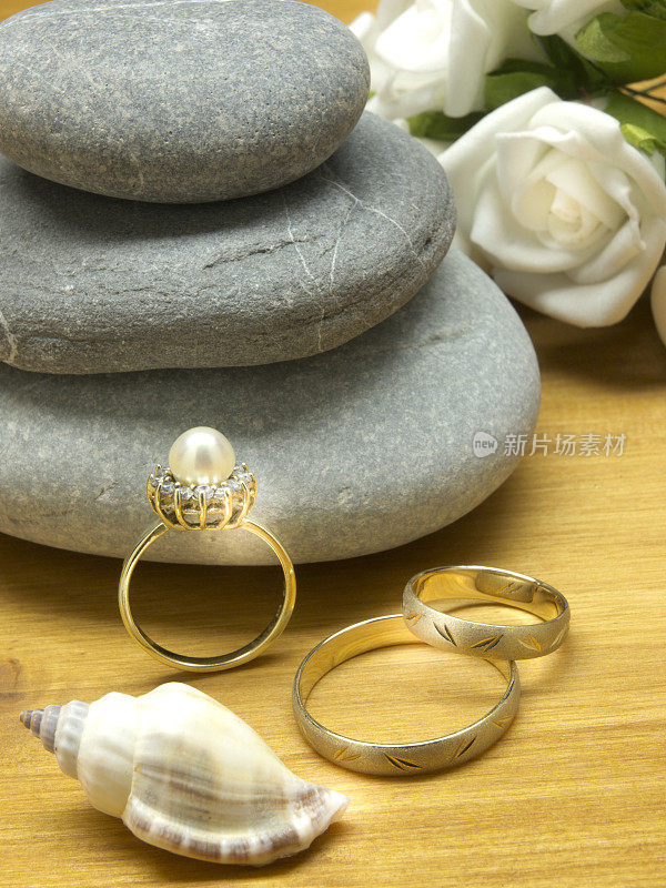结婚戒指，鹅卵石和装饰品