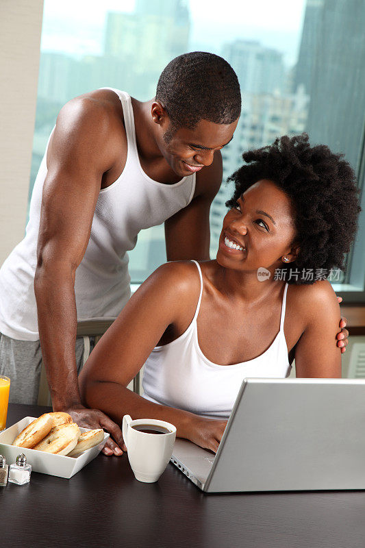 一对非洲裔美国夫妇在享受彼此