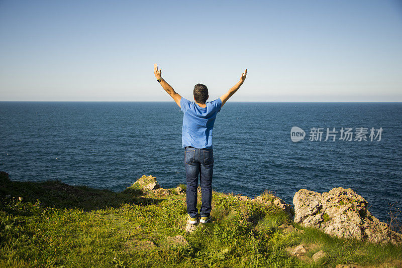 在大海前面