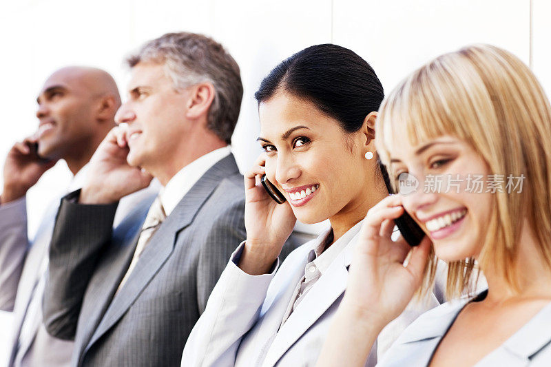 亚洲商界女性在电话中与同事交谈