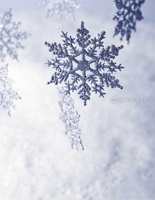 银色的蓝色雪花背景垂直